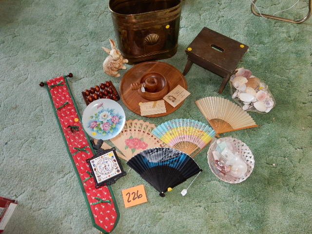 lot 226 image: Misc. Decorative items