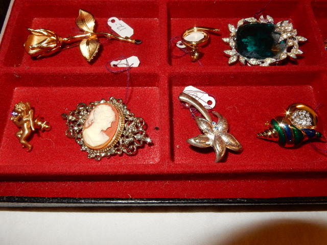 lot 1Q image: Misc. Pins