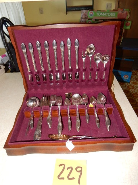 lot 229 image: 847 Rogers, Silver plate Flatware and Case.