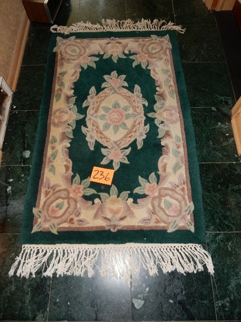 lot 236 image: Beautiful Wool, Asian Theme floral rug.. 30in x 48 in plus fringe