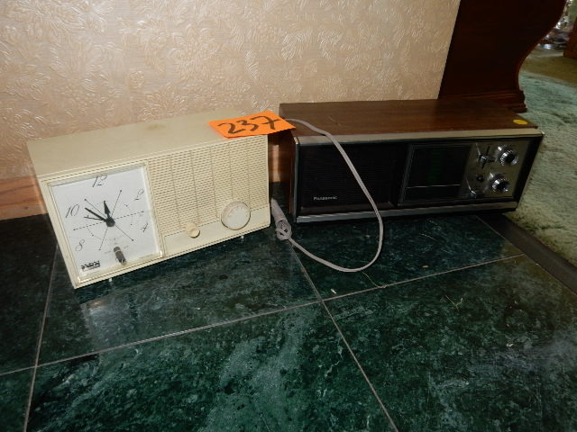 lot 237 image: 2 Radios.. 1 Clock Radio, 1 AmFM radio