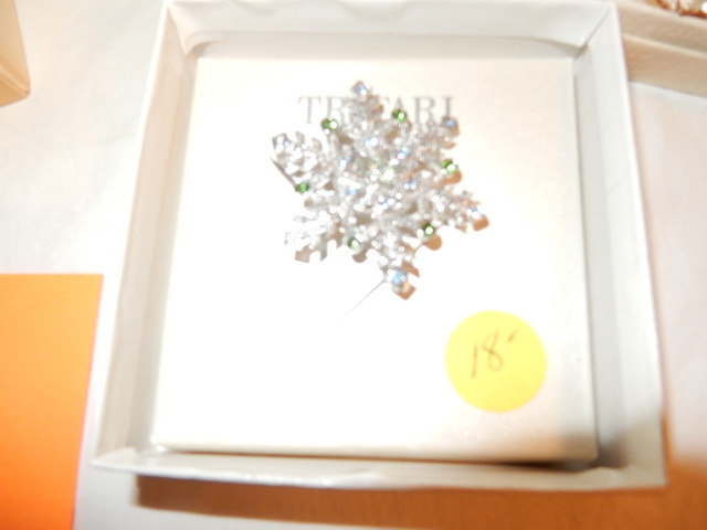lot 2E image: Misc Pins and matching earrings.