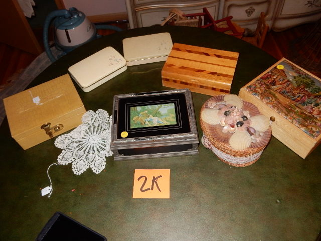 lot 2K image: Large lot of jewelry boxes.. See pictures