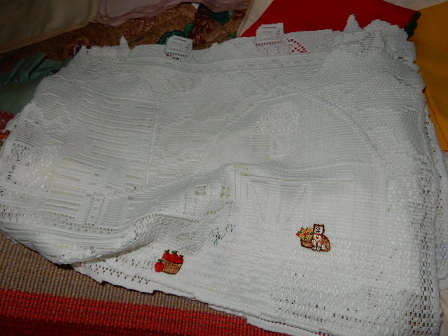 lot 252 image: Large lot of Table cloths, place mats, napkins etc. Some very nice ones in here. Please inspect andor look at the closeups