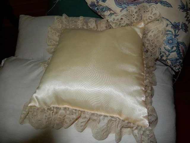 lot 254 image: Misc. Pillows as pictured. All very nice and clean