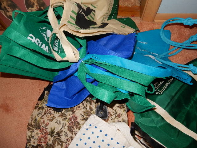 lot 258 image: Large lot of misc. bags.. A wooden boxbag with Rosmaling dcor.. Very nice.