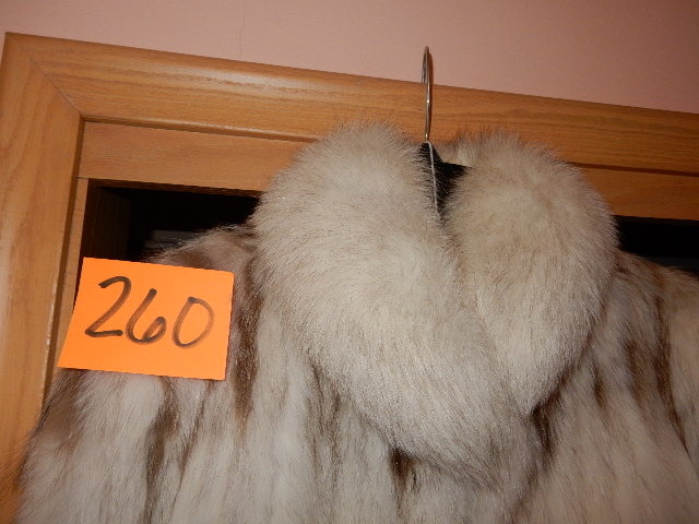lot 260 image: Short style Fur coat.. Medium Size.. EXCELLENT shape.. No idea of the fur type.