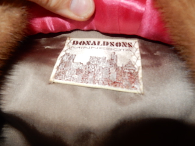 lot 261 image: Looks like MINK coat,, Short coatstole type.. Medium size.. From Donaldsons