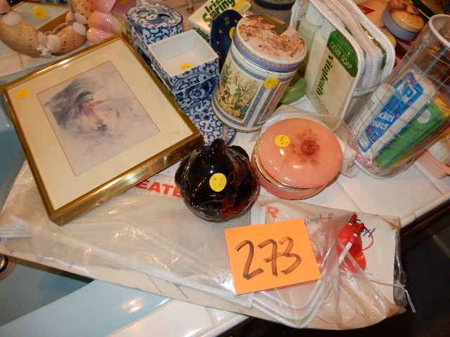 lot 273 image: Misc. decorative items from the bathroom