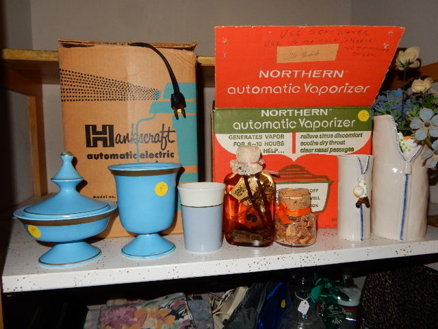 lot 274 image: Misc. towels and other items from the bathroom