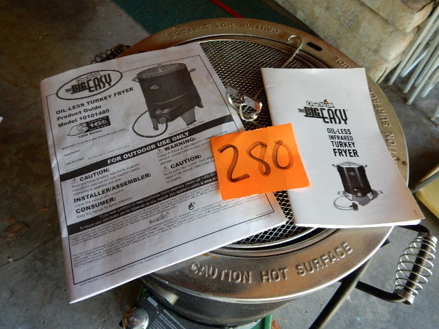 lot 280 image: Char Broil BIG EASY Infra Red Turkey Cooker.. Looks like it has never been used