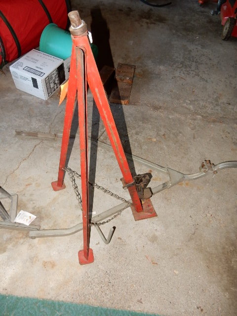 lot 286 image: Jack Stand, Screw Jack and some type of rack for back of car