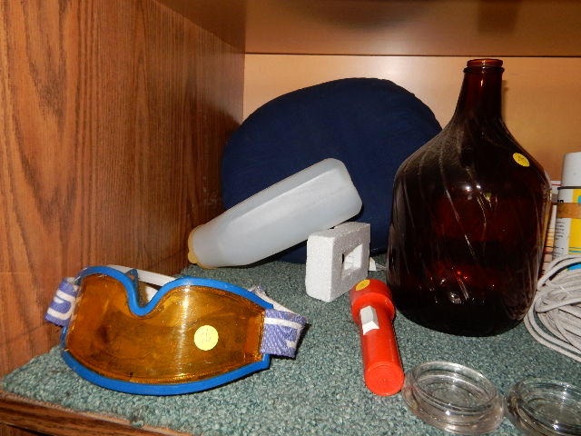 lot 289 image: Misc. items on the workbench,, Look at the closeups