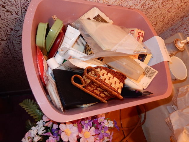 lot 273A image: Misc. decorative items from the bathroom