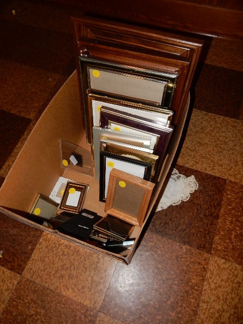 lot 256C image: Misc. picture frames, pictures and other decorative items.
