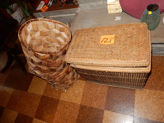 lot 125 image: Woven Material hamper.. Canvas shopping Bag