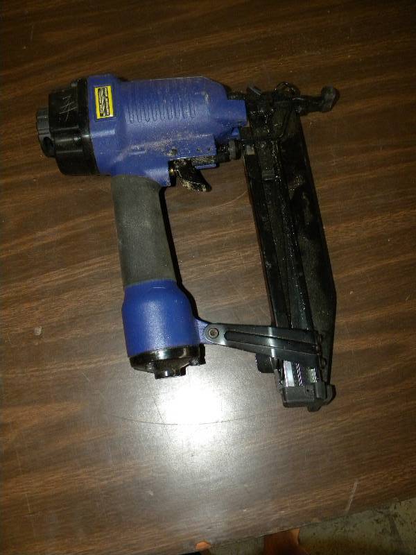 Pneumatic finish nailer