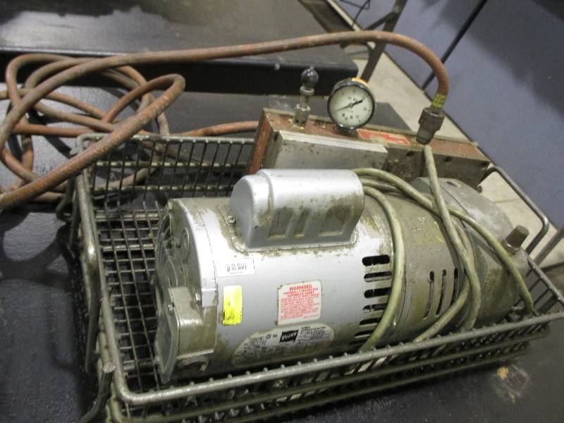 lot 15 image: Doer vacuum plate with pump model# ...