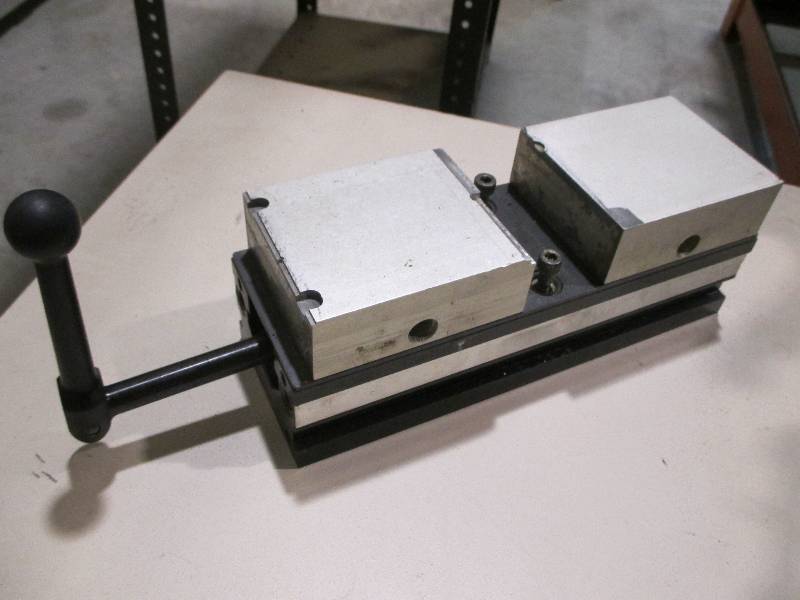 lot 60 image: Chick 4 double pocket vise ( prod...