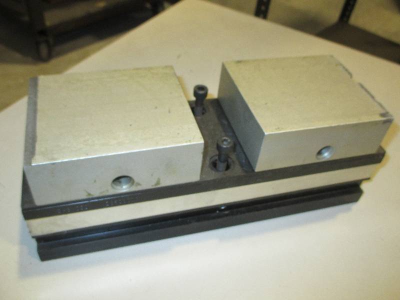 lot 63 image: Chick 4 double pocket vise no han...