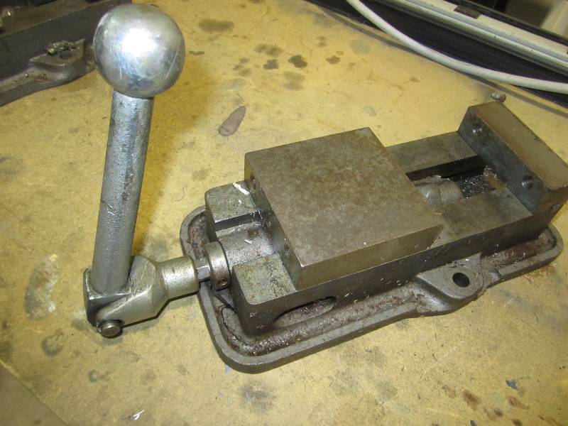 lot 68 image: 4 milling machine vise ...