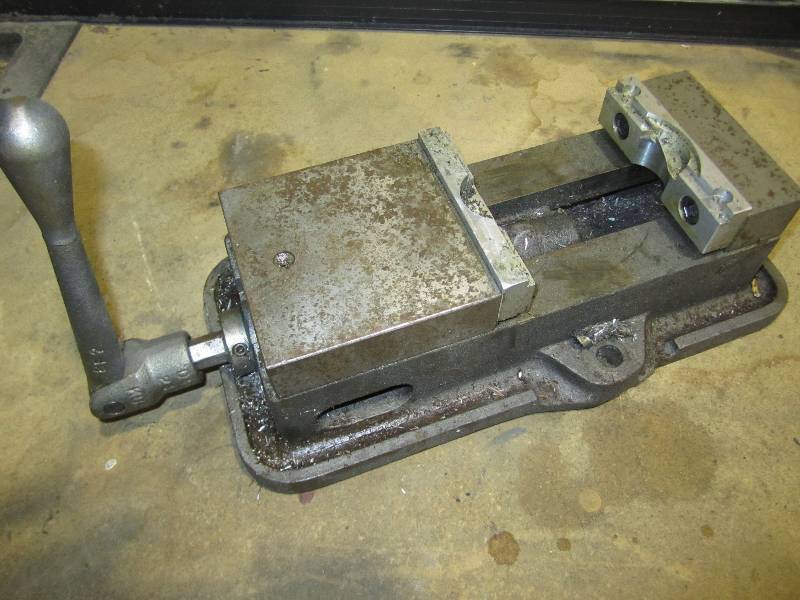 lot 69 image: 4 milling machine vise ...
