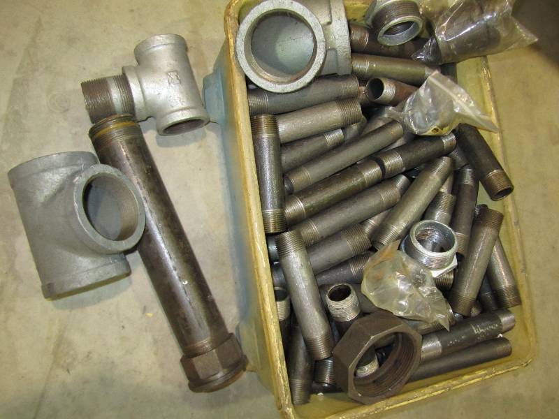 lot 95 image: box of assorted pipe fittings, nipp...