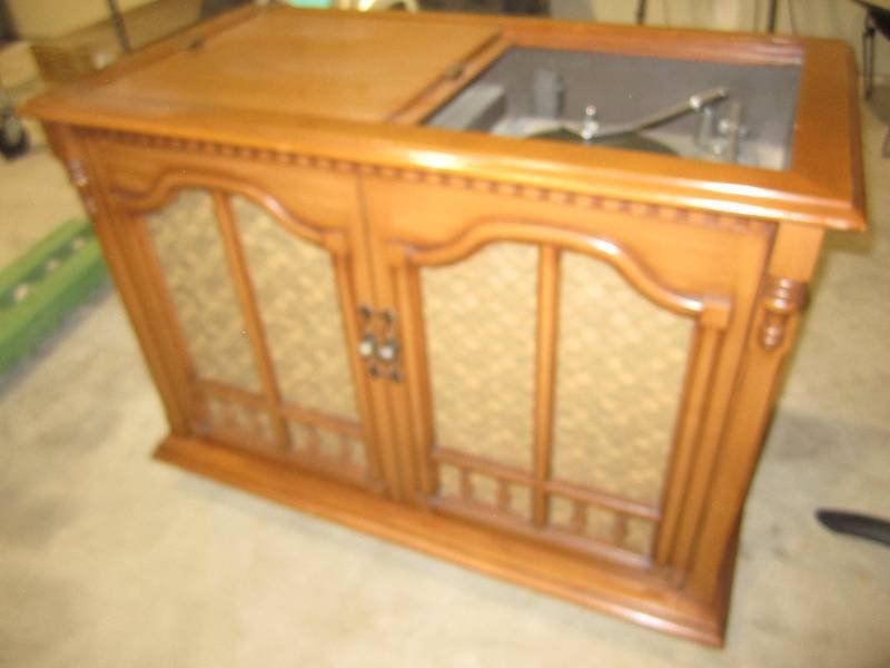 lot 129 image: vintage stereo console ( magnavox) ...