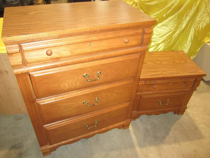 lot 134 image: matching chest of drawers and lamp ...