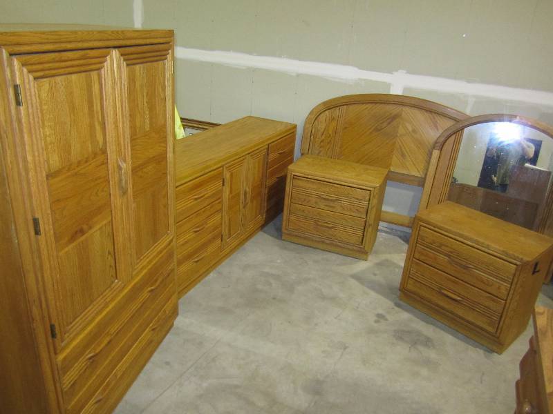lot 135 image: solid oak bedroom set -6 pc....