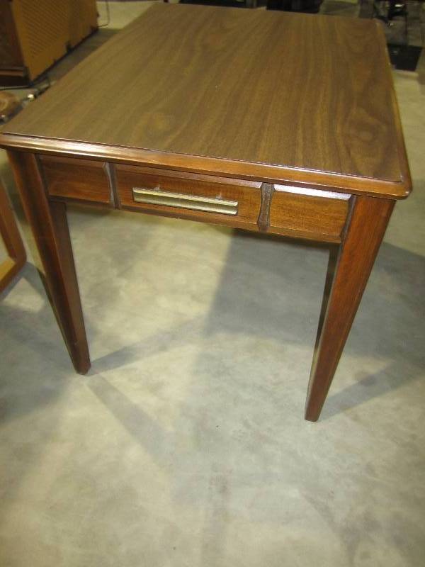 lot 138 image: Nice end table ...