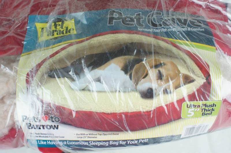 lot 8 image: Pet Parade Pet Cave Deluxe