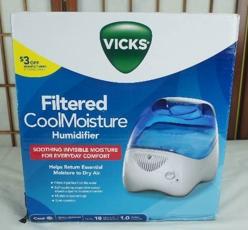 lot 16 image: Vicks 1.0 Gallon Cool Mist Humidifier