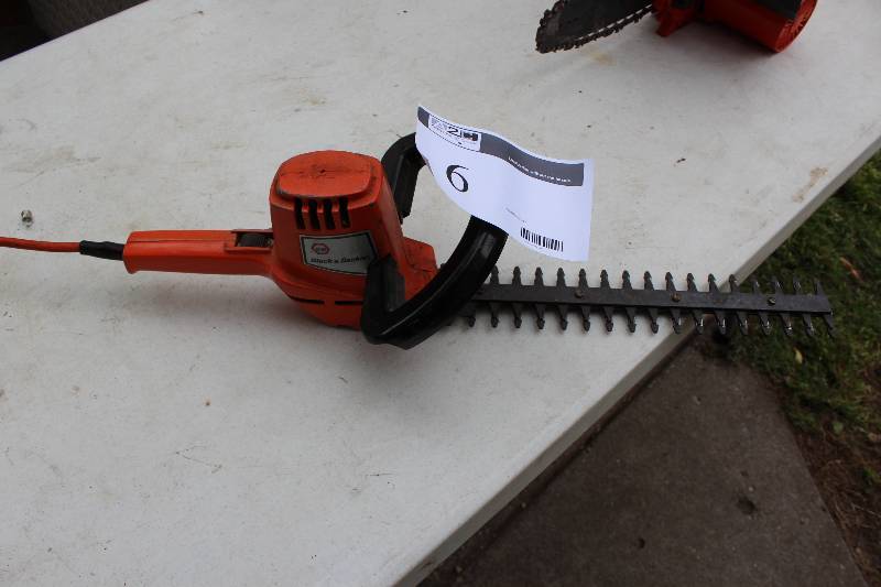 Vtg Black and Decker Model 8110 Electric Shrub and Hedge Trimmer