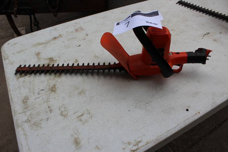 lot 7 image: Black & Decker 16 Deluxe Hedge Trimmer Type 72.4A120V50-60Hz.
