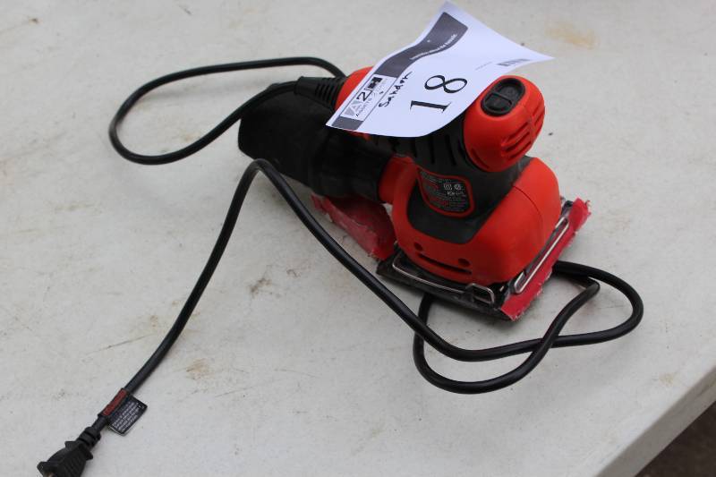 lot 18 image: Black & Decker FS520 Electric Sander wCord Plug-In.