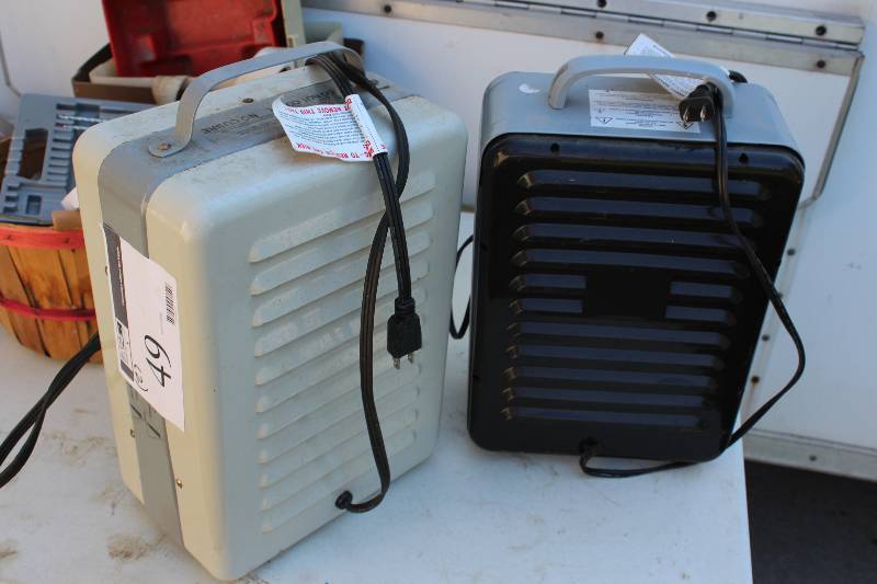 lot 49 image: Lot of (2) Space Heaters wCords Perfect Home Brand & Comfort Zone Brand.