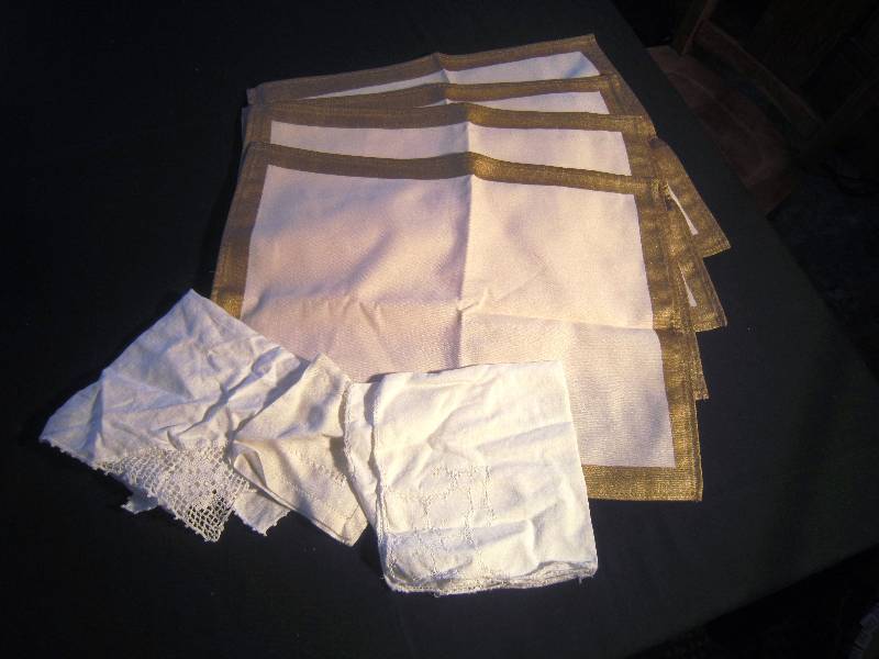 4 Place-mats & Linens