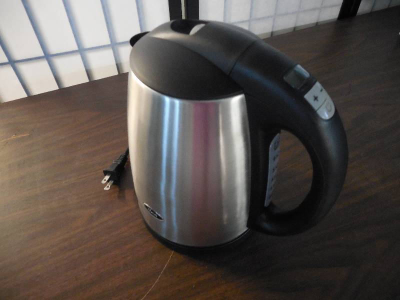 lot 18 image: Oster 1.7-Liter Electric Kettle, Variable Temperature