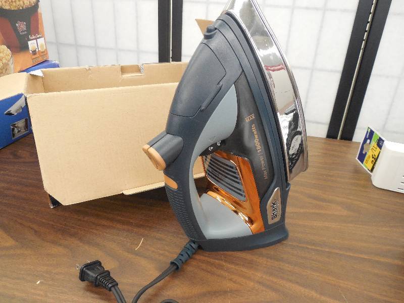 lot 34 image: Shark Ultimate Professional Iron