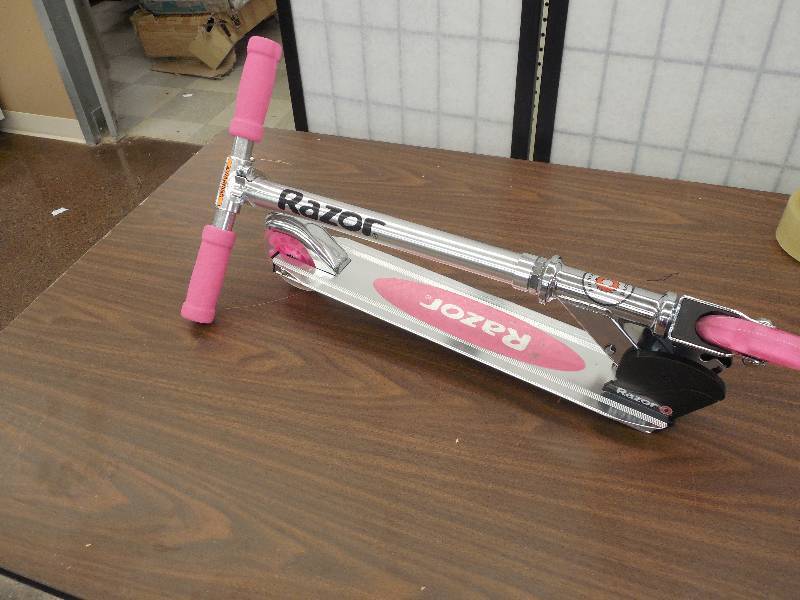 lot 49 image: Razor A Lighted Wheel Kick Scooter - Pink