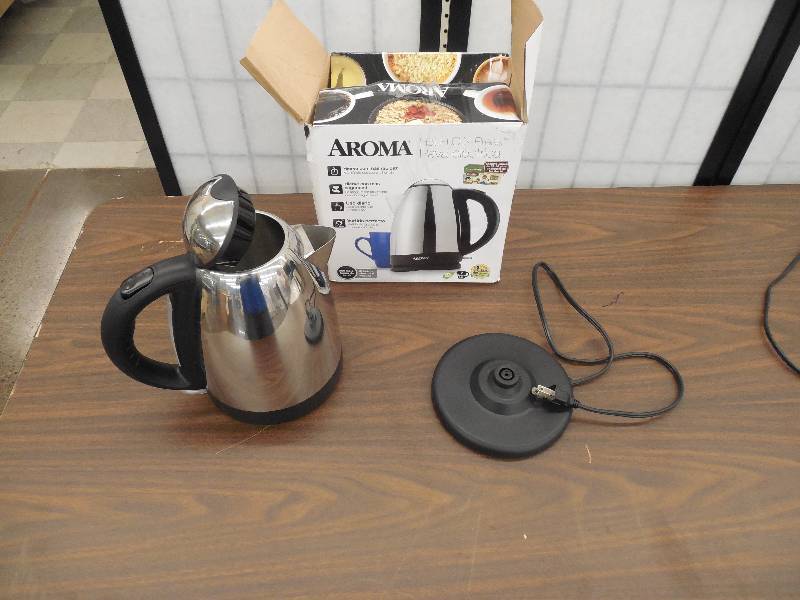 lot 55 image: Aroma Stainless Steel 7-Cup Electric Tea Kettle
