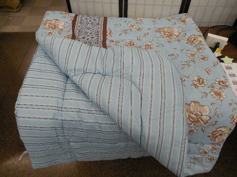 lot 65 image: Sleepwell Queen Comforter