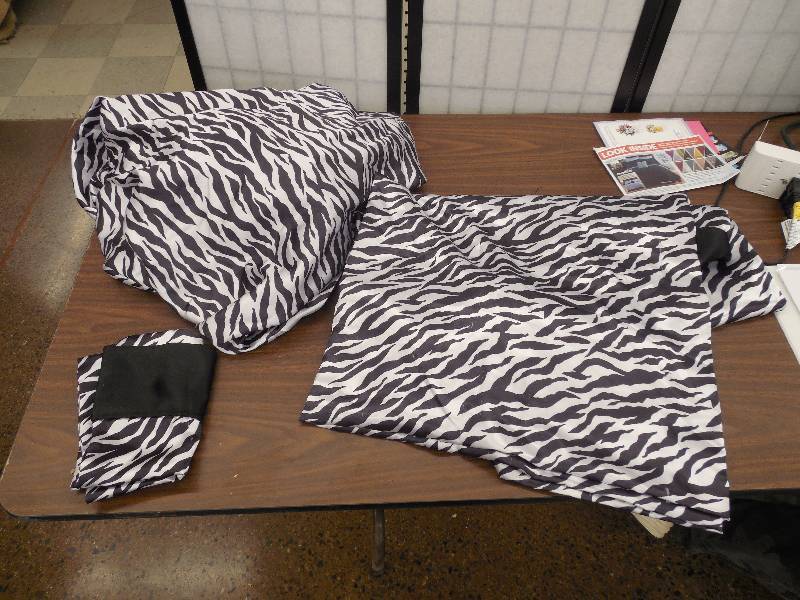 lot 68 image: Printed Satin Sheet Set - Full