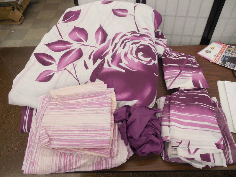 lot 72 image: Duchess Bedroom Set - King