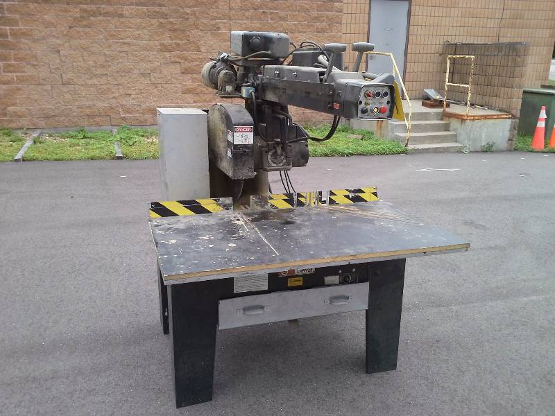 Black & Decker - Dewalt Radial Arm Saw