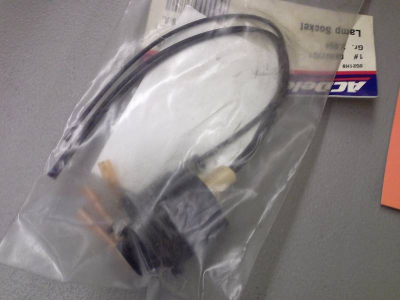 SOCKET STOP AND TURN LIGHTS REAR GILLIG 51-16021-000