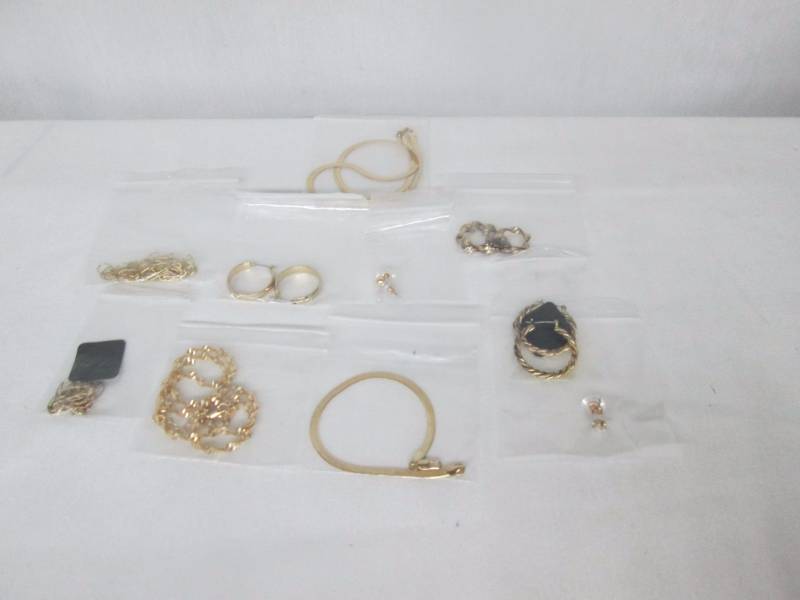 lot 90 image: Goldtone 10 Piece Jewelry Set