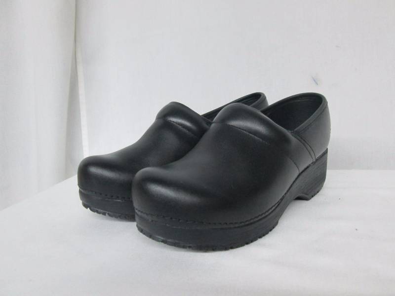 lot 82 image: Skechers Womens Nonslip Work Clog