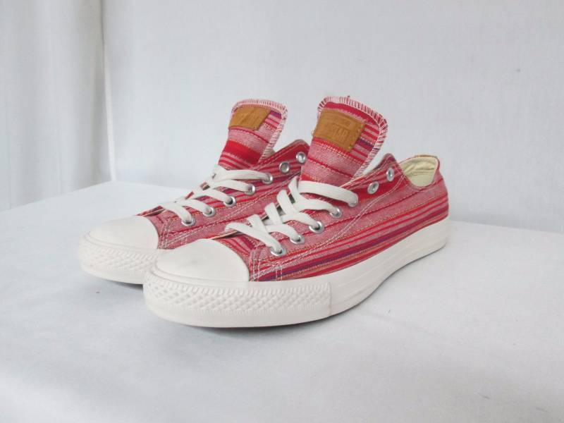 lot 59 image: Converse Unisex Chuck Taylor All Star Low Cut Sneakers